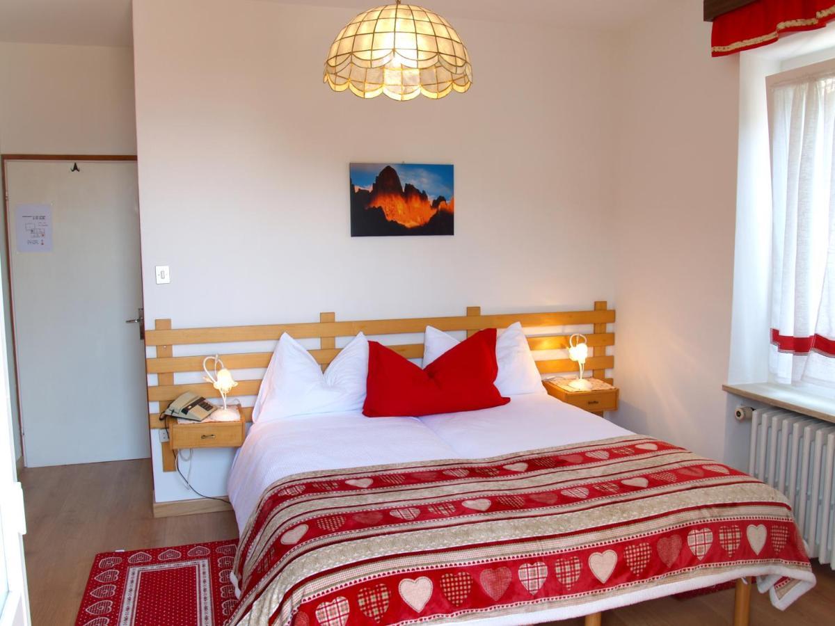 Hotel Garni Suisse Сан-Мартіно-ді-Кастроцца Екстер'єр фото